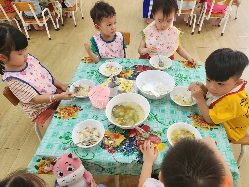 Nhiều trường học phải tạm dừng hoạt động căn tin chờ đề án phê duyệt theo Nghị định 151. Trong ảnh, Bữa ăn bán trú của các bé Trường Mầm non Hạnh Thông Tây, quận Gò Vấp. Ảnh minh họa: NGUYỄN QUYÊN tạm dừng hoạt động căn tin