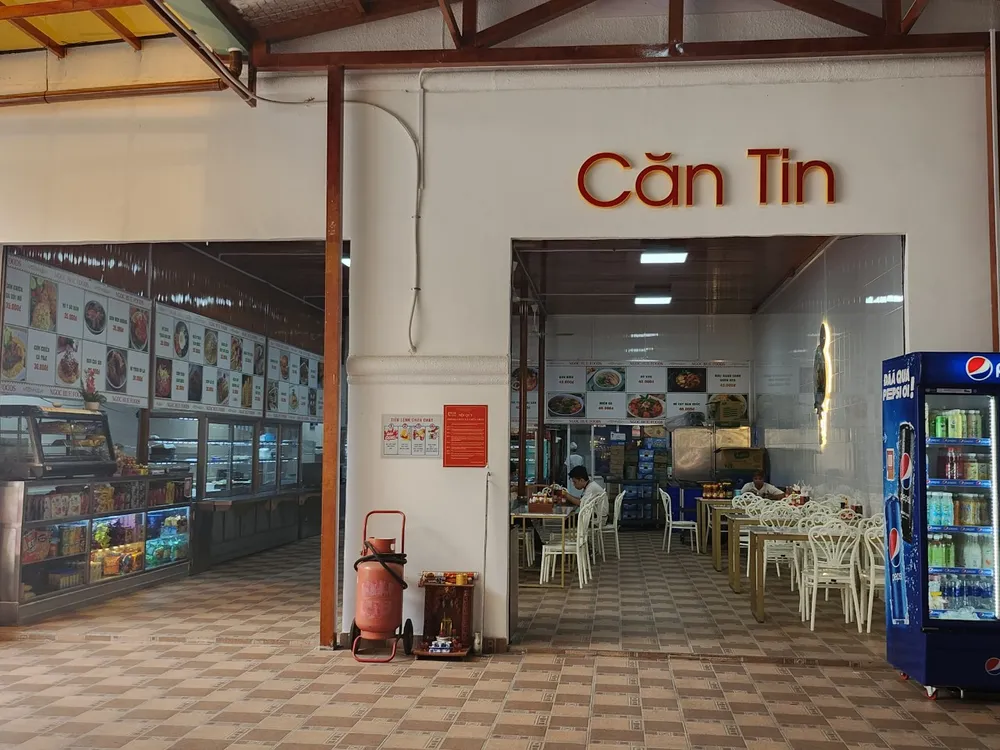 Nhiều trường tại quận Bình Tân do chưa được phê duyệt Đề án sử dụng tài sản công theo Nghị định 151 đã phải tạm dừng hoạt động căn tin, bãi xe. Trong ảnh, Căn tin của Trường THPT Marie Curie, quận 3. Ảnh minh họa: NGUYỄN QUYÊN Tạm dừng hoạt động căn tin