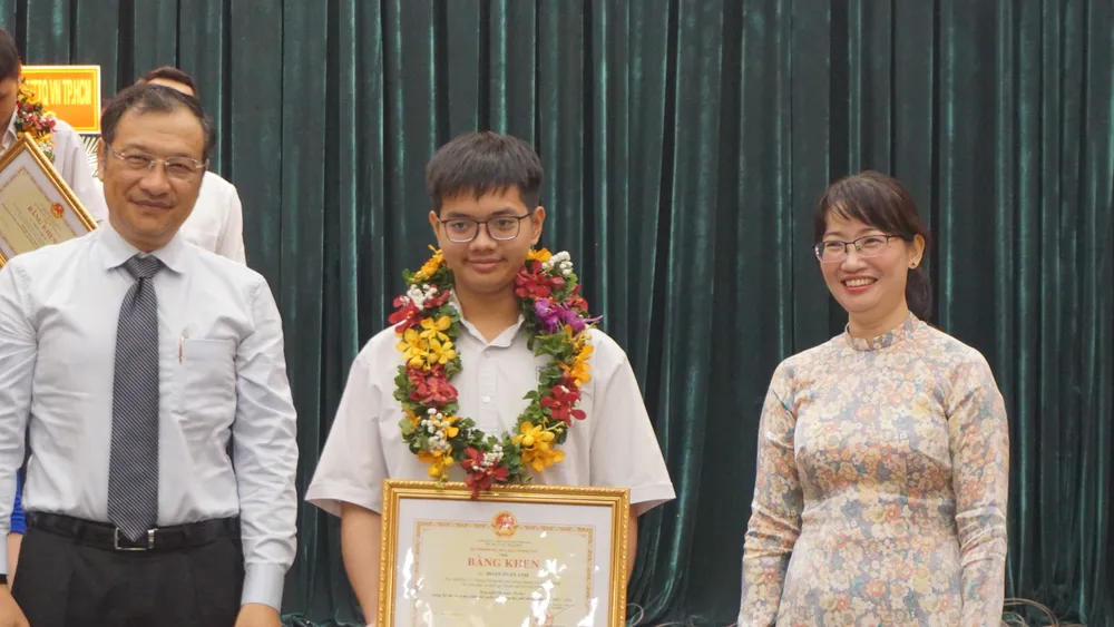 Bà Trần Thị Diệu Thuý, Phó Chủ tịch UBND TP.HCM và ông Lê Hoài Nam, Phó Giám đốc Sở GD&ĐT TP.HCM trao bằng khen cho học sinh giỏi. Ảnh: NGUYỄN QUYÊN hoc-sinh-gioi-6-10.JPG
