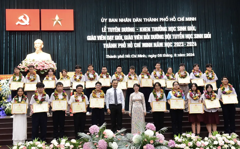 Bà Trần Thị Diệu Thuý, Phó Chủ tịch UBND TP.HCM và ông Lê Hoài Nam, Phó Giám đốc Sở GD&ĐT TP.HCM trao bằng khen cho học sinh giỏi. Ảnh: NGUYỄN QUYÊN hoc-sinh-gioi-6-13.jpg