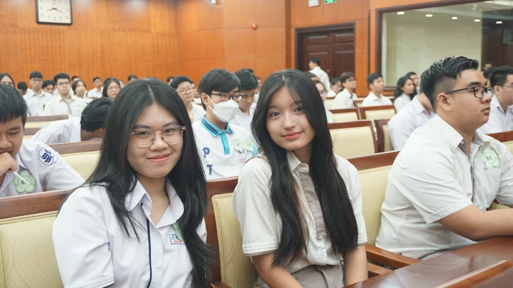 Học sinh giỏi tham dự lễ tuyên dương sáng nay. Ảnh: NGUYỄN QUYÊN hoc-sinh-gioi-6.JPG