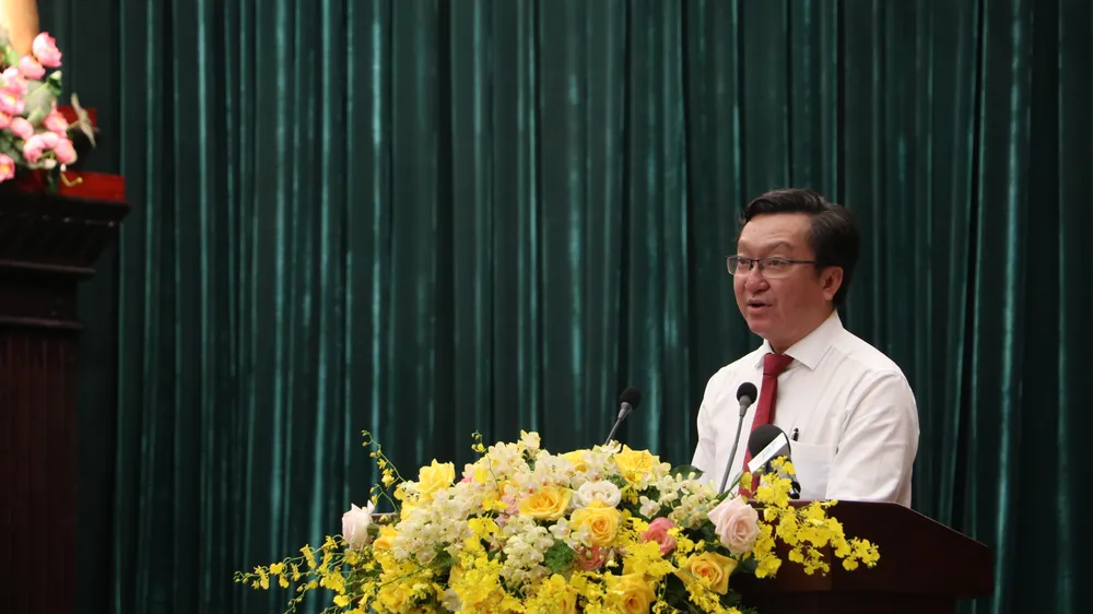Ông Nguyễn Bảo Quốc, Phó Giám đốc Sở GD&ĐT phát biểu tại lễ tuyên dương học sinh giỏi, giáo viên giỏi. Ảnh: NGUYỄN QUYÊN học sinh giỏi