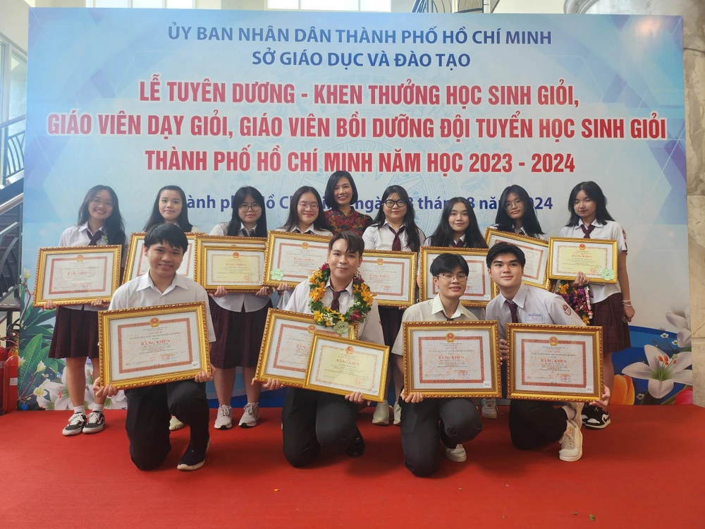 Cô trò Trường Trung học Thực hành, Đại học Sư phạm TP.HCM tại lễ tuyên dương. Ảnh: NGUYỄN QUYÊN z5710522759554_103eaa82d13f11bd228508f2a2846974 (1).jpg
