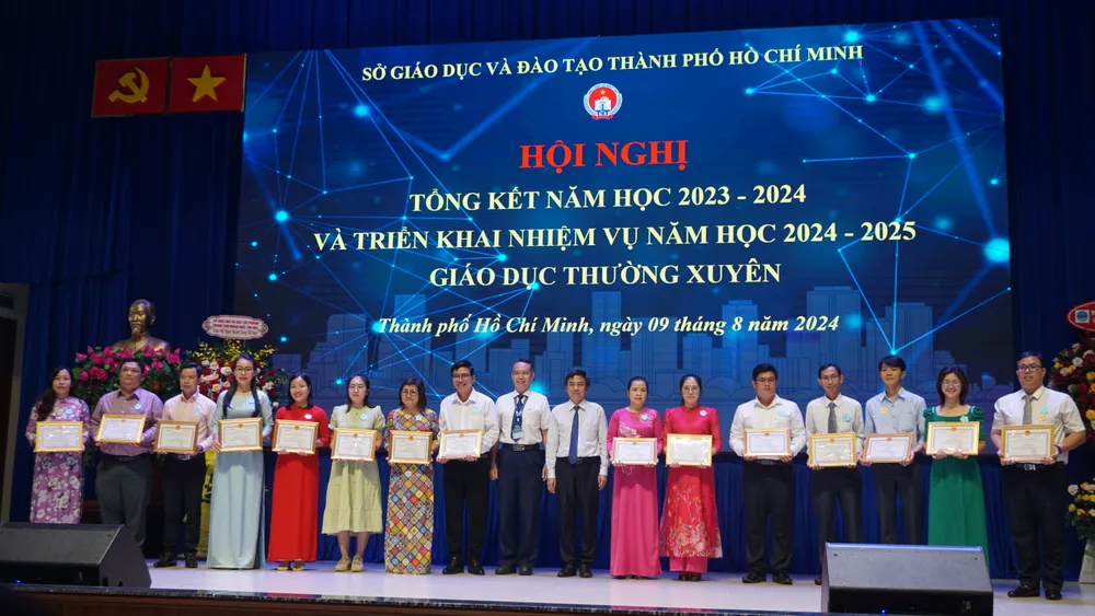 Khen thưởng cho các giáo viên đạt thành tích cao trong các hội thi. Ảnh: NGUYỄN QUYÊN giao-duc-thuong-xuyen-1.JPG