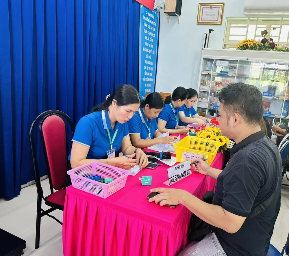 Đến thời điểm này, các quận/huyện và TP Thủ Đức cơ bản hoàn thành xong công tác tuyển sinh đầu cấp. Trong ảnh, phụ huynh nộp hồ sơ nhập học vào Trường Mầm non Sóc Nâu, quận Gò Vấp. Ảnh: NTCC tuyen-sinh-dau-cap-1.jpg