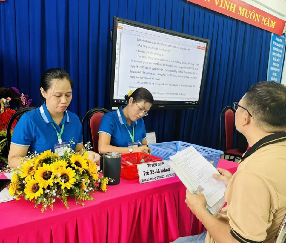 Phụ huynh đến nộp hồ sơ nhập học vào Trường Mầm non Sóc Nâu, quận Gò Vấp. Ảnh: NTCC tuyển sinh đầu cấp