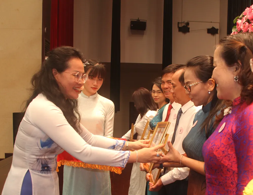 Bà Lê Thuỵ Mỵ Châu, Phó Giám đốc Sở GD&ĐT TP.HCM tặng giấy khen cho các tập thể thực hiện tốt chương trình giáo dục mầm non và thực hiện chuyên đề nuôi dưỡng, chăm sóc, giáo dục trẻ năm học 2023-2024. Ảnh: NGUYỄN QUYÊN giáo dục mầm non