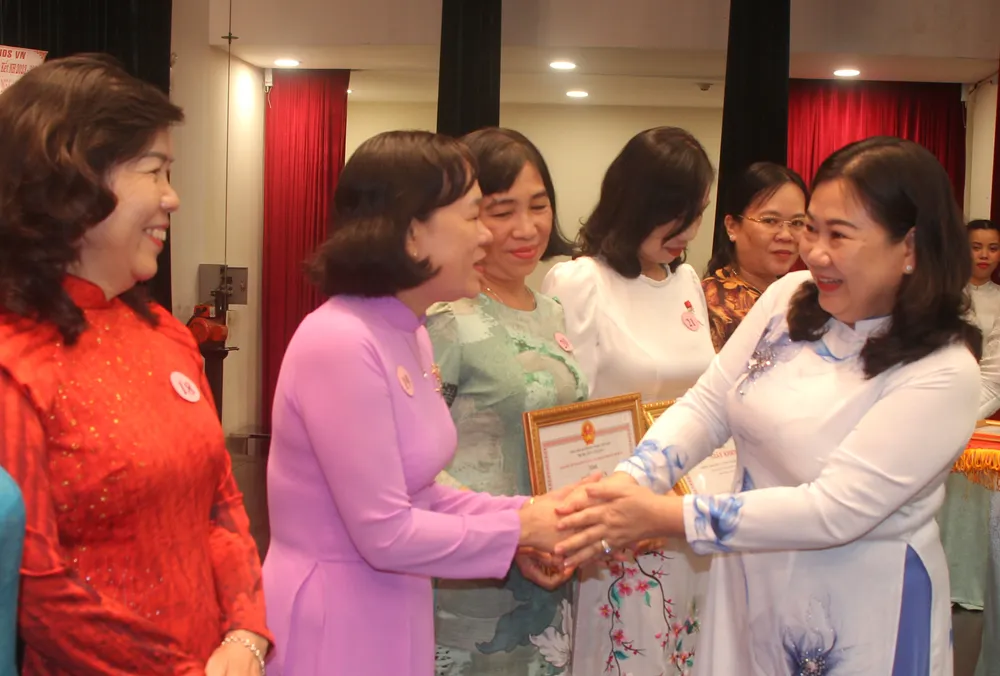 Bà Lương Thị Hồng Điệp, Trưởng phòng giáo dục Mầm non, Sở GD&ĐT TP.HCM chúc mừng các tập thể thực hiện tốt chương trình giáo dục mầm non và thực hiện chuyên đề nuôi dưỡng, chăm sóc, giáo dục trẻ năm học 2023-2024. Ảnh: NGUYỄN QUYÊN IMG_5486-2.jpg