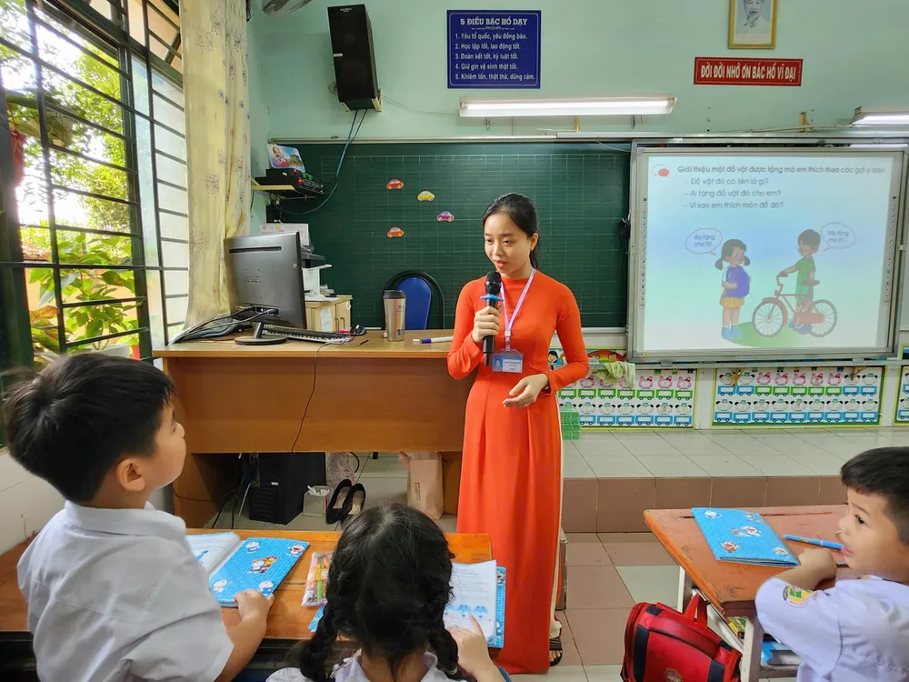 Theo Bộ GD&ĐT, hiện chưa có nhiều chính sách thu hút, hỗ trợ đối với nhà giáo trẻ. (Ảnh minh họa: NGUYỄN QUYÊN) tuyen-dung-giao-vien.jpg
