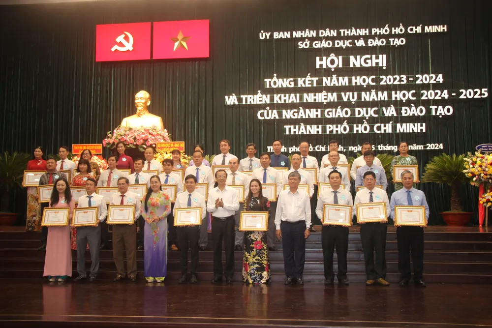 Thứ trưởng Bộ GD&ĐT Phạm Ngọc Thưởng và ông Nguyễn Văn Hiếu, Giám đốc Sở GD&ĐT TP.HCM trao tặng danh hiệu tập thể lao động xuất sắc cho các đơn vị. Ảnh: NGUYỄN QUYÊN tiếng Anh là ngôn ngữ thứ hai