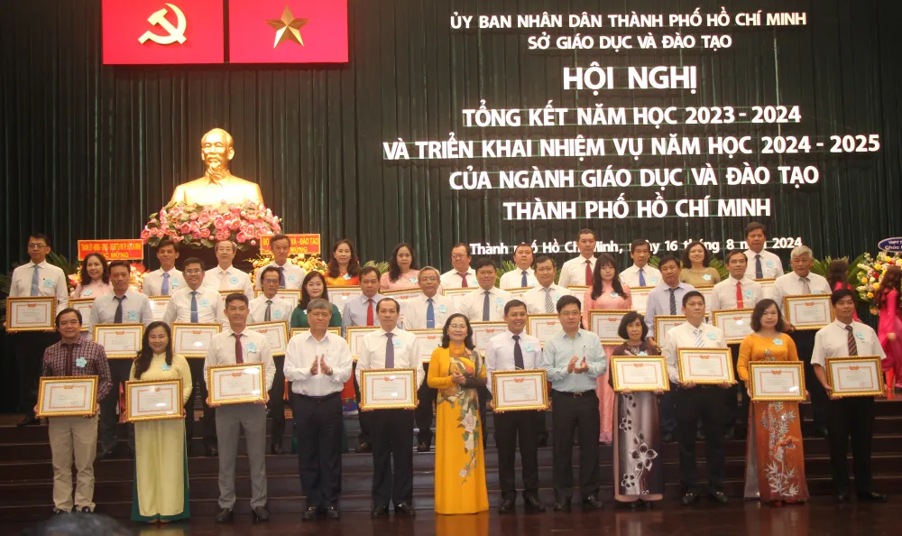 Trao danh hiệu tập thể lao động xuất sắc cho các đơn vị. Ảnh: NGUYỄN QUYÊN ngành giáo dục đào atoj