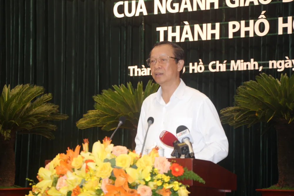 Thứ trưởng Bộ GD&ĐT Phạm Ngọc Thưởng phát biểu tại hội nghị. Ảnh: NGUYỄN QUYÊN tiếng Anh là ngôn ngữ thứ hai