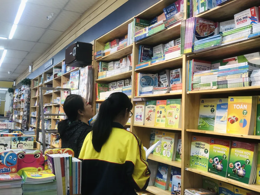 Phụ huynh mua sách giáo khoa chuẩn bị cho năm học mới. Ảnh minh hoạ: MINH THƯ tempImageplkbJT.jpg
