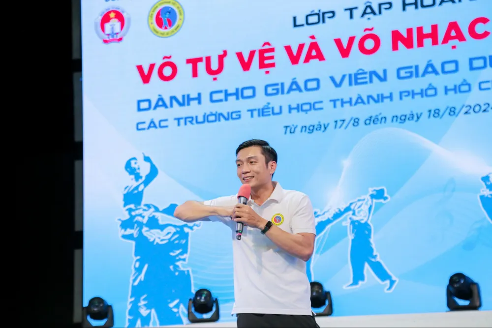 Thạc sĩ Nguyễn Hoàng Tấn, Giảng viên Trường Đại học Thể dục Thể thao TP.HCM, Thành viên Uỷ ban Kỹ thuật Liên đoàn Vovinam Việt Nam, Thành viên Đội tuyển Vovinam TP.HCM điều hành chuyên môn của lớp tập huấn. vo-nhac-vovinam-6.jpg