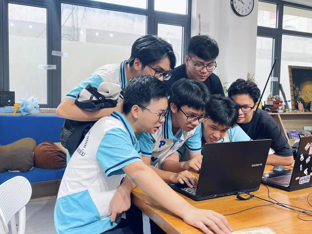 Học sinh Trường Phổ thông Năng khiếu học tập tại thư viện của trường. Ảnh: NĂNG KHIẾU LIBRARY tín chỉ đại học