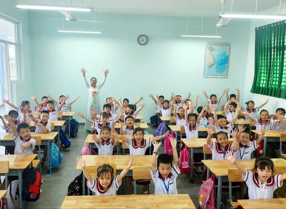 Cô trò Trường Tiểu học Hoàng Văn Thụ, quận Bình Tân vui khi được học trong ngôi trường mới. Ảnh: NGUYỄN QUYÊN lễ khai giảng năm học