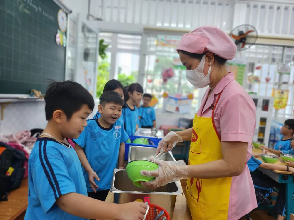 Bữa ăn bán trú của học sinh Trường Tiểu học Hoà Bình, quận 1. Ảnh: NGUYỄN QUYÊN tiền ăn bán trú