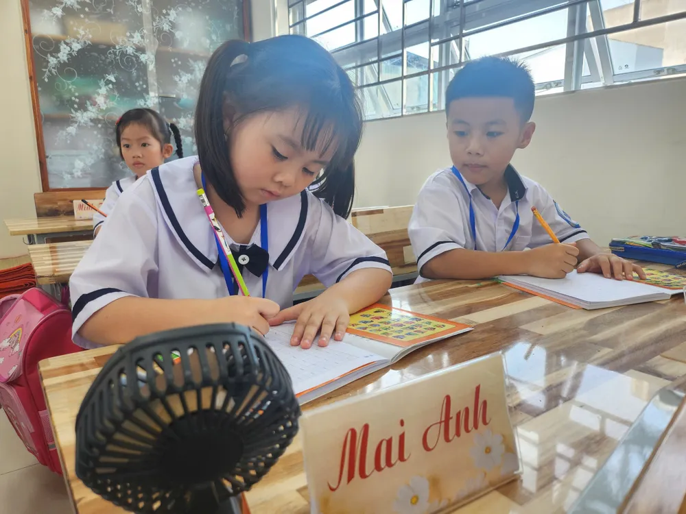 Học sinh lớp 1 Trường Tiểu học Trần Quốc Toản, quận 12. Ảnh: NGUYỄN QUYÊN nghi-le-quoc-khanh-2-9.jpg