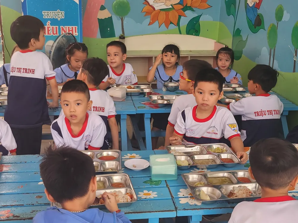 Học sinh Trường Tiểu học Triệu Thị Trinh, quận 10 trong giờ ăn bán trú. Ảnh: NGUYỄN QUYÊN lạm thu đầu năm