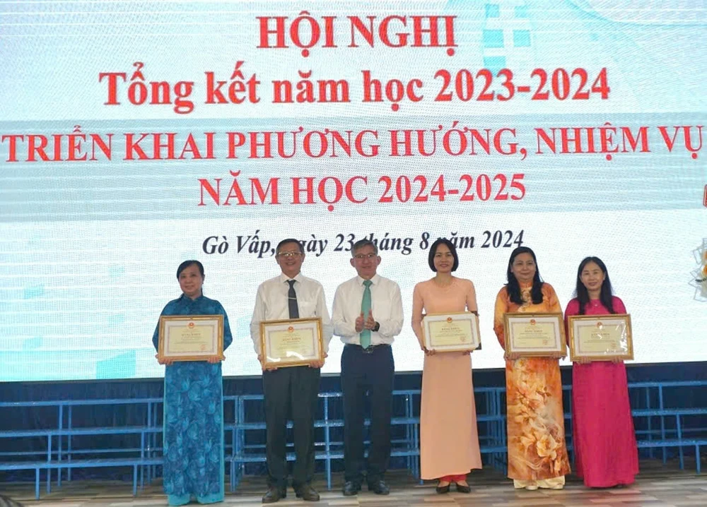 Ông Dương Trí Dũng, Phó Giám đốc Sở GD&ĐT TP.HCM trao tặng bằng khen của Bộ GD&ĐT cho 3 tập thể và 2 cá nhân năm học 2022-2023. Ảnh: NGUYỄN QUYÊN nganh-giao-duc-go-vap.jpg