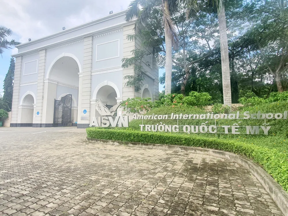 Giám đốc Sở GD&ĐT TP.HCM khẳng định Trường Tiểu học, THCS & THPT Quốc tế Mỹ (AISVN) chưa đủ điều kiện hoạt động trở lại. Do đó phụ huynh cần nhanh chóng thực hiện chuyển trường cho con. Ảnh: NGUYỄN QUYÊN quốc tế Mỹ