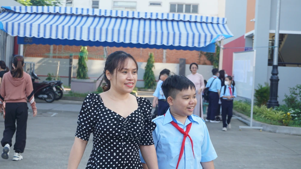 học sinh tựu trường