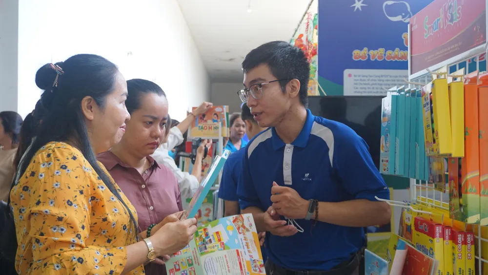 Thầy cô tham quan các gian hàng trưng bày tại ngày hội. Ảnh: NGUYỄN QUYÊN giao-duc-mam-non.JPG
