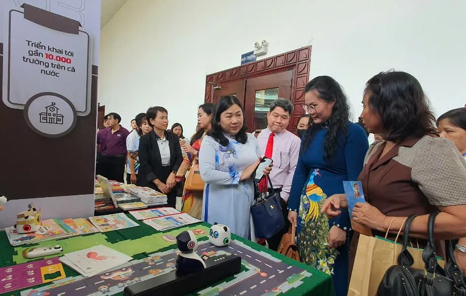 Bà Lê Thuỵ Mỵ Châu, Phó Giám đốc Sở GD&ĐT TP.HCM (áo dài xanh) cùng với Bà Lương Thị Hồng Điệp, Trưởng Phòng Giáo dục Mầm non, Sở GD&ĐT TP.HCM tham quan các gian hàng tại ngày hội. Ảnh: NGUYỄN QUYÊN giao-duc-mam-non-5.jpg