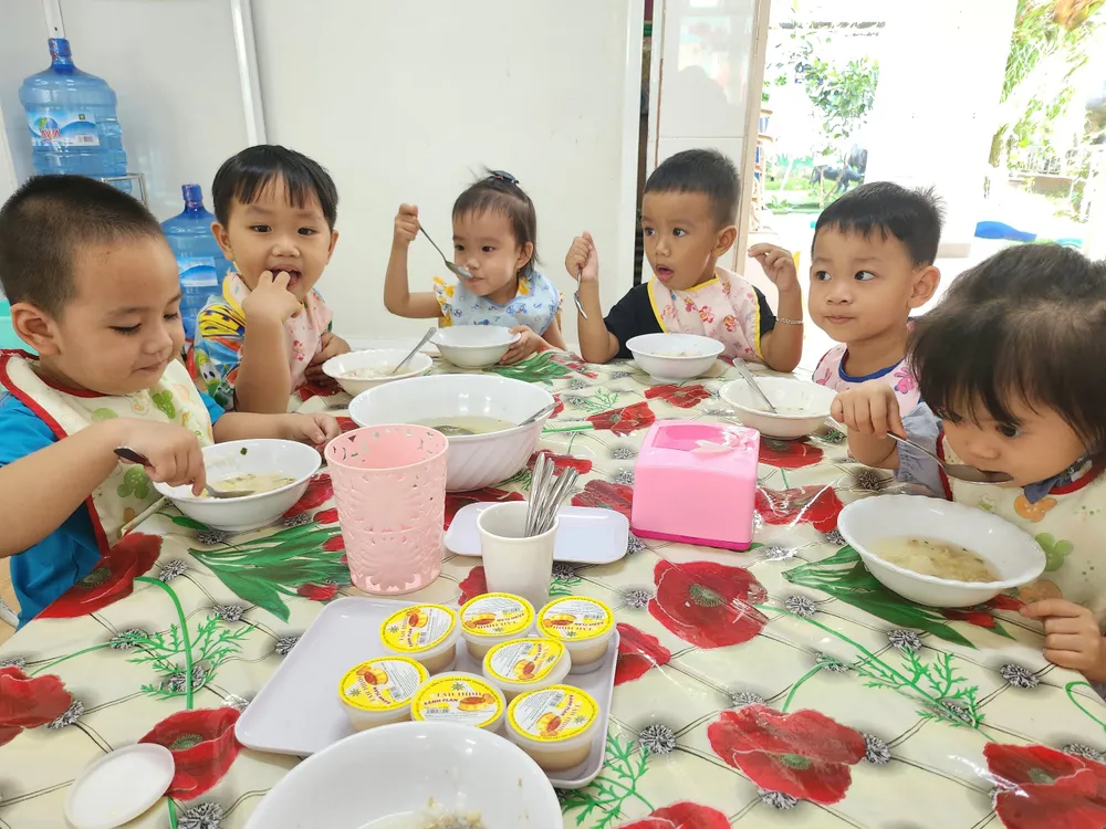 Sở GD&ĐT đề nghị các trường thực hiện nghiêm biện pháp phòng dịch sởi trong bối cảnh hiện nay. Trong ảnh: Bữa ăn bán trú của các bé Trường Mầm non Hạnh Thông Tây, quận Gò Vấp. Ảnh minh hoạ: NGUYỄN QUYÊN phòng dịch sởi