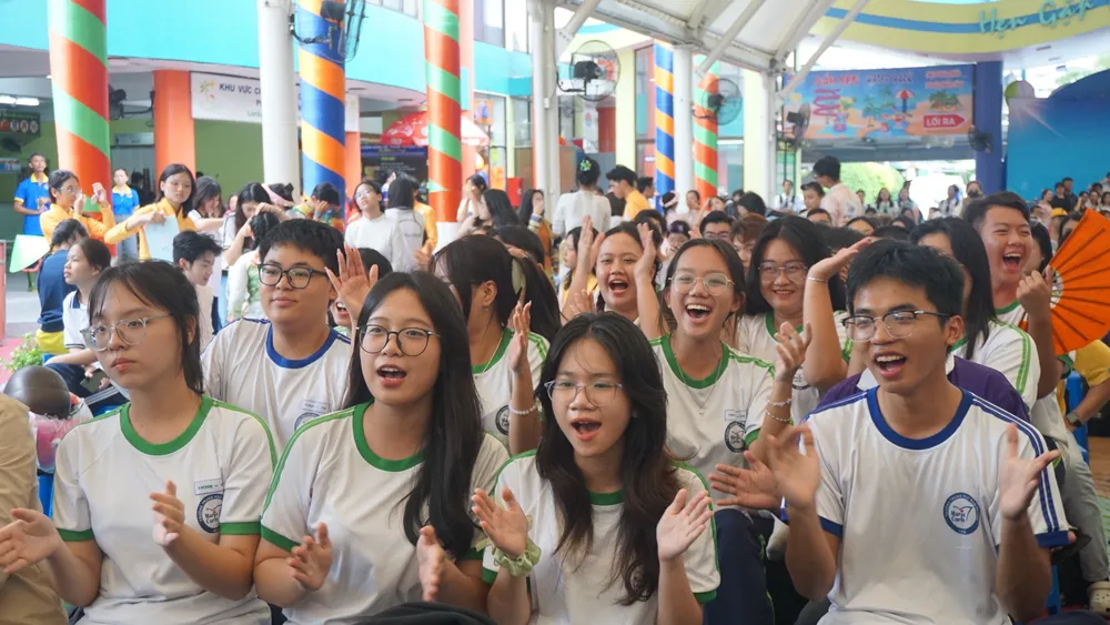 Cổ động viên cổ vũ nhiệt tình. Ảnh: NGUYỄN QUYÊN DSC09275.JPG