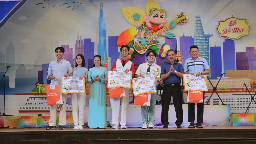 Bà Cao Thị Thiên Phúc, Trưởng phòng Chính trị Tư Tưởng, Sở GD&ĐT TP.HCM và ông Vũ Ngọc Tuấn, Tổng Giám đốc Công ty Cổ phần Công viên nước Đầm Sen trao giải cho các đơn vị. Ảnh: HN truong-thpt-chuyen-tran-dai-nghia-3.jpg