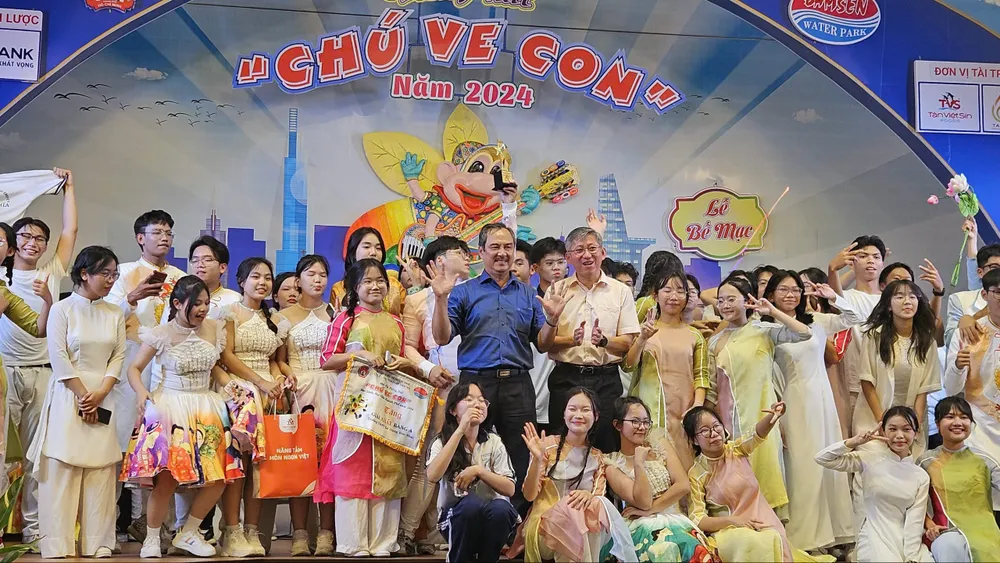 Ông Dương Trí Dũng, Phó Giám đốc Sở GD&ĐT TP.HCM (áo trắng) và ông Vũ Ngọc Tuấn, Tổng Giám đốc Công ty Cổ phần Công viên nước Đầm Sen trao giải nhất bảng A cho học sinh Trường THPT chuyên Trần Đại Nghĩa. Ảnh: NH z5803161705452_7983ab16891c7c69984470511c1ae63a.jpg