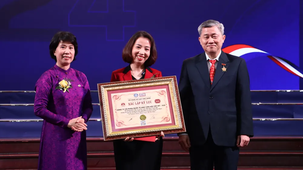 VUS nhận kỷ lục “Hệ thống Anh ngữ có số lượng học viên nhận chứng chỉ Anh ngữ quốc tế nhiều nhất Việt Nam”. Ảnh: VUS 1.JPG