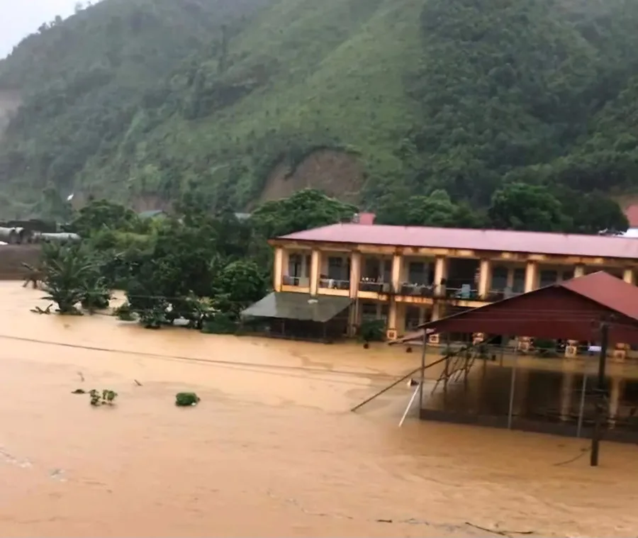 Trường học tại xã Mỏ Vàng, huyện Văn Yên ngập sâu trong nước. Ảnh: BÁO GIÁO DỤC VÀ THỜI ĐẠI sách giáo khoa