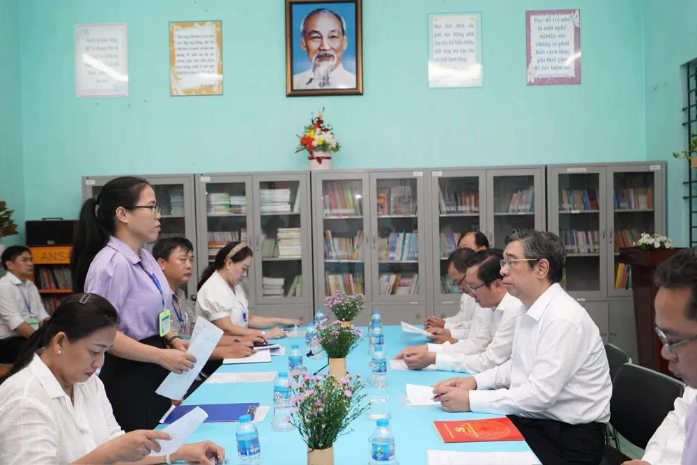 Bà Vũ Diễm Phương, Hiệu trưởng Trường Tiểu học Lý Nhơn báo cáo sự việc với ông Nguyễn Phước Lộc, Phó Bí thư Thành uỷ TP.HCM. Ảnh: TH Trường Tiểu học Lý Nhơn