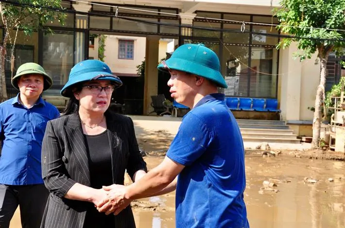 học sinh đi học trở lại