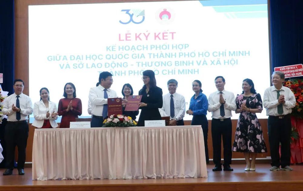 Lễ ký kết phối hợp giữa Sở LĐ-TB&XH và Đại học Quốc gia TP.HCM. Ảnh: NGUYỄN QUYÊN tu-van-phan-luong.jpg