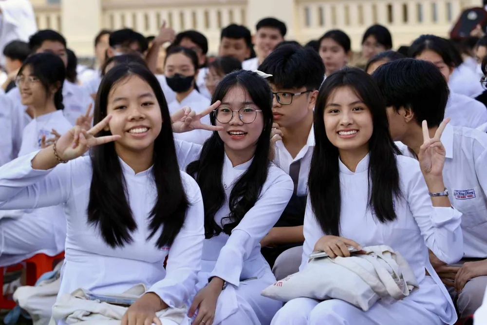 Học sinh Trường THPT chuyên Lê Hồng Phong, quận 5 trong lễ khai giảng năm học mới. Ảnh: TRƯỜNG GIANG miễn học phí