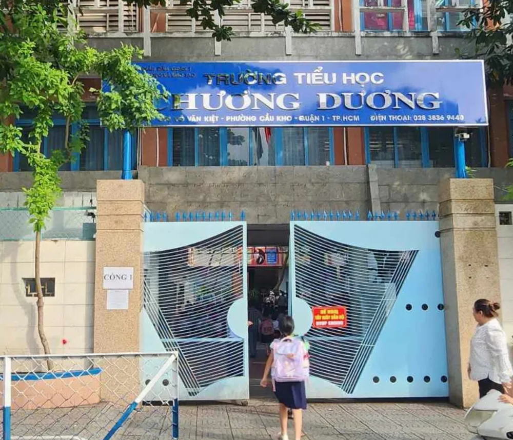 Trường Tiểu học Chương Dương, nơi xảy ra sự việc cô giáo xin tiền hỗ trợ mua máy tính cá nhân. Ảnh: QN Trường Tiểu học Chương Dương, nơi xảy ra sự việc cô giáo xin tiền hỗ trợ mua máy tính cá nhân. Ảnh: QN
