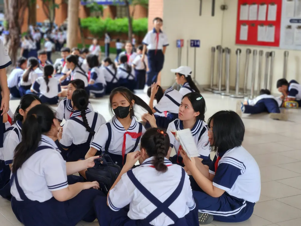 Trường THCS Lê Văn Tám, quận Bình Thạnh là trường dạy 2 buổi/ngày do đó học sinh được nghỉ thứ bảy. Trong ảnh, học sinh của trường vào giờ ra chơi. Ảnh: NGUYỄN QUYÊN nghỉ thứ bảy