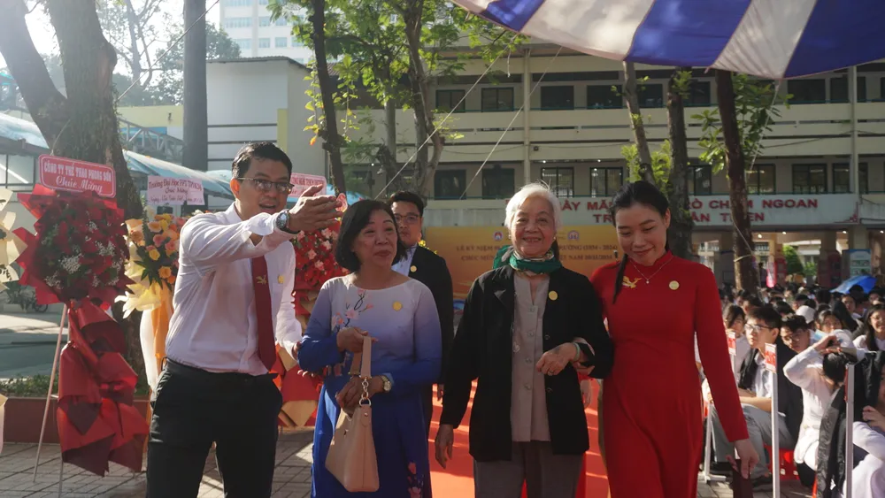 Ngày 19-11-2024, Trường THPT Hùng Vương (quận 5, TP.HCM) đã tổ chức lễ kỷ niệm 90 năm ngày thành lập trường và ngày Nhà giáo Việt Nam 20-11 Trường THPT Hùng Vương