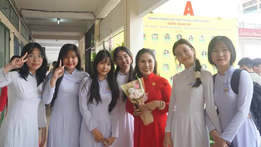 Bà Trương Thị Bích Thủy gửi lời cảm ơn và chia sẻ với các cựu cô giáo - thầy giáo, đã sống đẹp và cống hiến tuổi xuân, trí tuệ cho ngôi trường, cho xã hội. "Tôi nói đến chữ “chia sẻ” vì hẳn các thầy cô đã từng hạnh phúc, vui buồn một thuở cùng ngôi trường, cùng học trò nơi đây" - bà Thủy bộc bạch, đồng thời gửi lời cảm ơn đến các học sinh. DSC02153.JPG