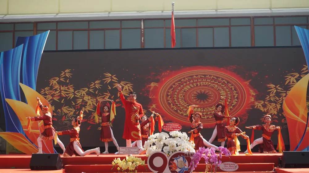 Lễ kỷ niệm 90 năm ngày thành lập Trường THPT Hùng Vương được bắt đầu bằng những tiết mục văn nghệ đặc sắc. TRUONG-THPT-HUNG-VUONG-10.JPG