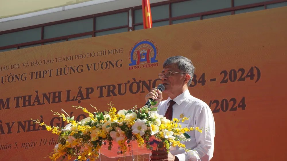 Ông Nguyễn Văn Hiếu, Giám đốc Sở GD&ĐT TP.HCM, nhận định trong quá trình 90 năm thành lập, thầy cô các thế hệ đã dày công xây dựng, vun đắp nên ngôi trường Hùng Vương ngày càng lớn mạnh, nhiều dấu ấn. Cựu học sinh của trường không thể kể hết có bao nhiêu kỹ sư, thầy giáo, nghệ sĩ, doanh nhân... thành đạt. Trong số học sinh đang có mặt tại đây, chắc chắn sẽ tiếp tục có những tài năng mới. TRUONG-THPT-HUNG-VUONG-14.JPG