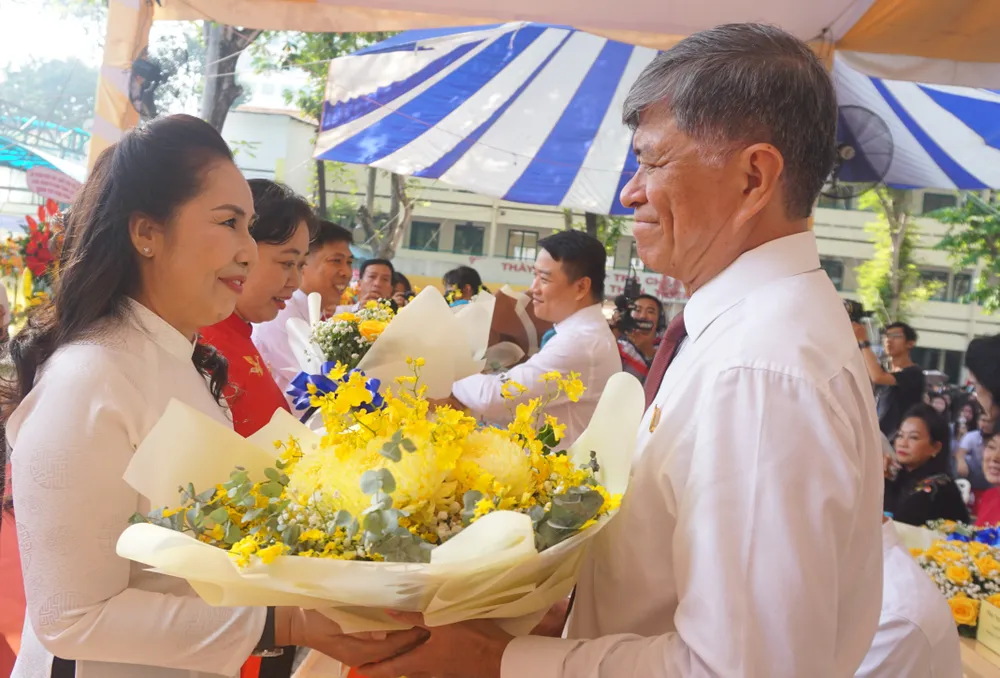 Những thành tựu đạt được hôm nay không chỉ là sự nỗ lực của thầy trò, của tập thể sư phạm nhà trường, mà còn là sự quan tâm, động viên và chỉ đạo sâu sát từ các cấp lãnh đạo, đặc biệt là từ Sở GD&ĐT – nơi luôn đồng hành, định hướng để trường phát triển ngày một vững mạnh. Dịp đặc biệt này, Hiệu trưởng Trường THPT Hùng Vương đã trao tặng Giám đốc Sở GD&ĐT TP.HCM bó hoa tươi thắm thay cho lời cảm ơn sâu sắc. TRUONG-THPT-HUNG-VUONG.jpg