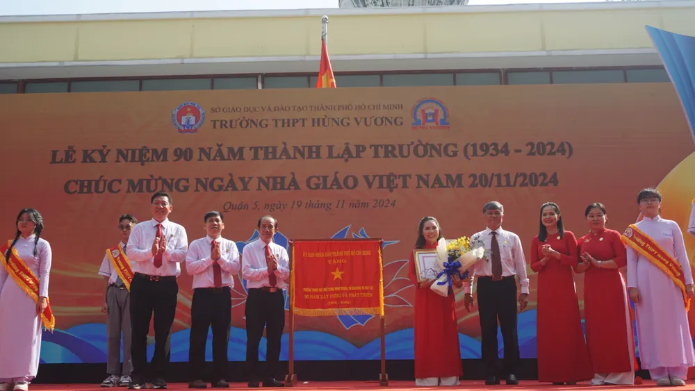 Nhân dịp này, Trường THPT Hùng Vương vinh dự được UBND TP.HCM trao tặng cờ truyền thống 90 năm. Bà Trương Thị Bích Thuỷ cũng vinh dự được nhận Giải thưởng Võ Trường Toản – Giải thưởng tôn vinh những nhà giáo tiêu biểu, có nhiều đóng góp xuất sắc trong hoạt động giáo dục TRUONG-THPT-HUNG-VUONG-17.JPG