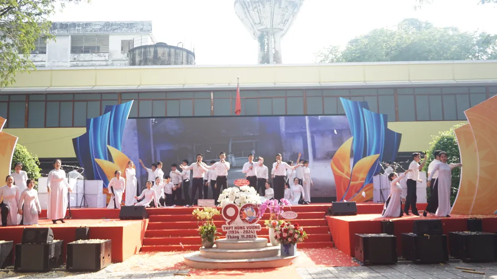 Các tiết mục được dàn dựng theo suốt chiều dài lịch sử từ cội nguồn đất tổ Hùng Vương cho đến tự hào 90 năm ngôi trường mang tên Quốc tổ Hùng Vương. TRUONG-THPT-HUNG-VUONG-2.JPG