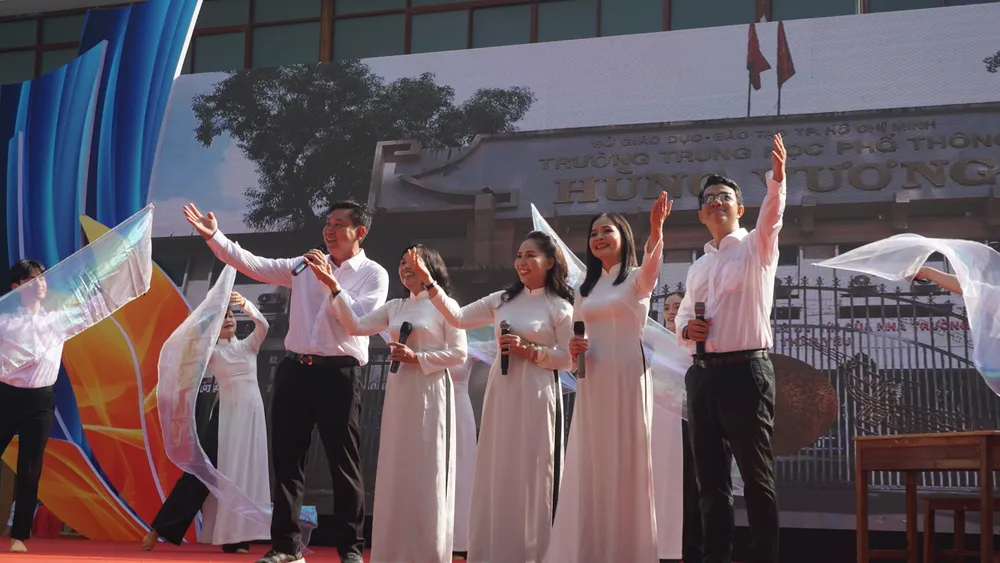 Tại buổi lễ, khoảnh khắc hiệu trưởng Trường THPT Hùng Vương, bà Trương Thị Bích Thủy bước lên sân khấu với bài hát "Những người gieo mầm xanh" khiến học sinh hò reo thích thú. TRUONG-THPT-HUNG-VUONG-5.JPG