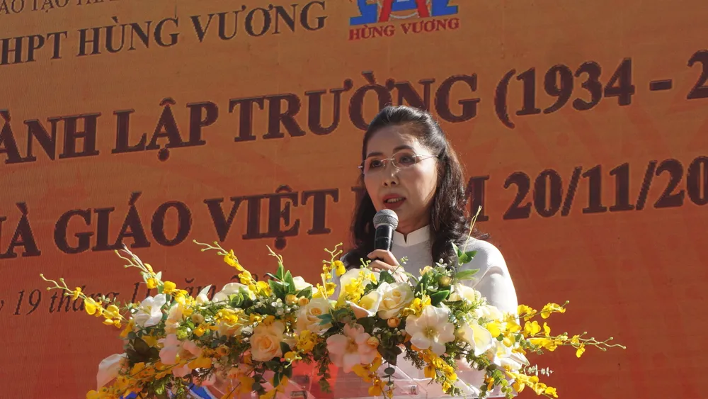 Bà Trương Thị Bích Thủy chia sẻ, 90 năm qua ngôi trường này đã trải qua nhiều lần đổi tên, sửa sang. Đến nay, ngôi trường tự hào được mang tên Quốc tổ Hùng Vương và vinh dự góp phần giáo dục rất nhiều thế hệ học trò, là ngôi nhà thứ hai của nhiều thế hệ giáo viên. "Thời gian qua, trường đã gặt hái được nhiều thành công. Những thành tích đó, thầy trò Trường THPT Hùng Vương không coi là đỉnh cao mà coi là thách thức và ý thức vươn lên. Thành tích thật sự mà chúng ta mong muốn là góp phần vào hệ thống giáo dục nước nhà, cùng với gia đình giáo dục học sinh biết yêu thương, chia sẻ, có ý thức, có tri thức và bản lĩnh để bước vào đời. Các em sẽ là những công dân tốt, sống tử tế trong xã hội" - bà Thủy nhấn mạnh. TRUONG-THPT-HUNG-VUONG-7.JPG