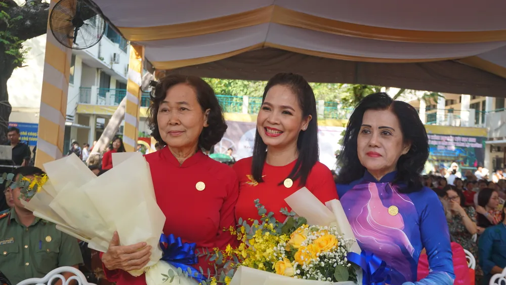 Tại buổi lễ, ban lãnh đạo nhà trường đã tri ân quý thầy cô đã, đang giảng dạy tại trường và đặc biệt xin gửi lời tri ân sâu sắc đến các thầy cô là cựu cán bộ quản lý nhà trường - những người đã dành tình yêu, đặt trọn tâm huyết, gắn bó với nơi đây. TRUONG-THPT-HUNG-VUONG-9.JPG